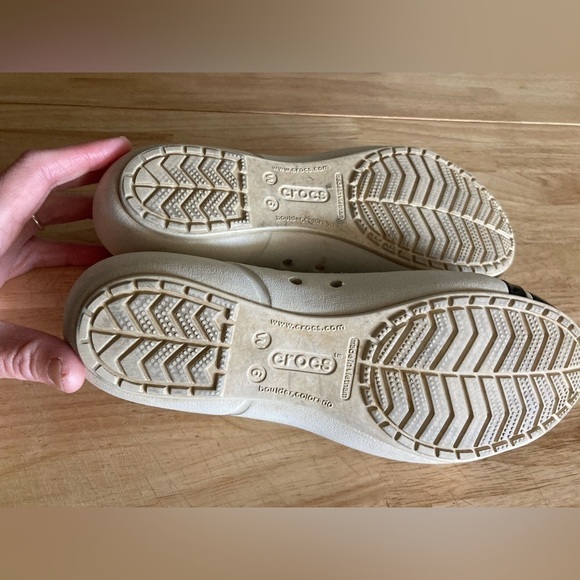Crocs white flats with black accent in the front of the shoe size 6 - Picture 2 of 8